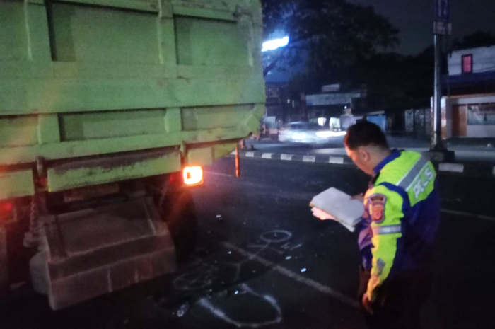 Petugas melakukan penanganan kecelakaan lalu lintas di Jalan Raya Transyogi Bogor.