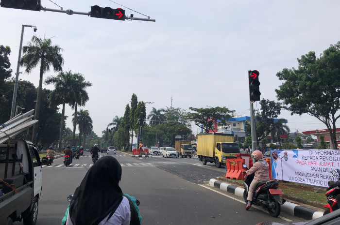 Jalan Simpang Tiga Pakansari yang sudah mulai diuji coba.
