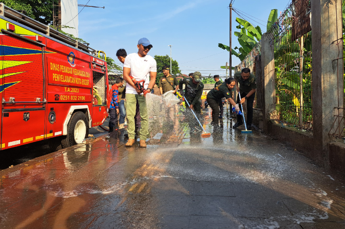 Wakil Wali Kota Bogor Jenal Mutaqin saat membersihkan pedestrian Jalan MA Salmun.