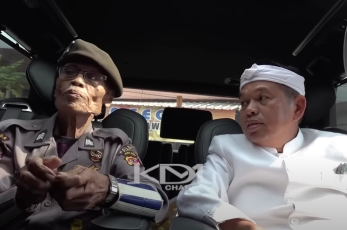 Kakek Masro saat bersama Gubernur Jawa Barat Dedi Mulyadi di dalam mobil.