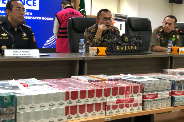 Penyerahan barang bukti berupa roko ilegal ke Kantor Kejaksaan Negeri Kabupaten Bogor