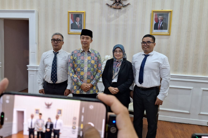Wali Kota Bogor Dedie A Rachim saat memberikan keterangan usai mewawancarai tiga calon Sekda Kota Bogor di Balai Kota, Jumat (13/6/2025).