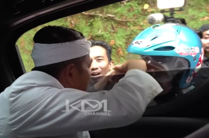Warga berebut bersalaman dengan Gubernur Jawa Barat, Dedi Mulyadi.