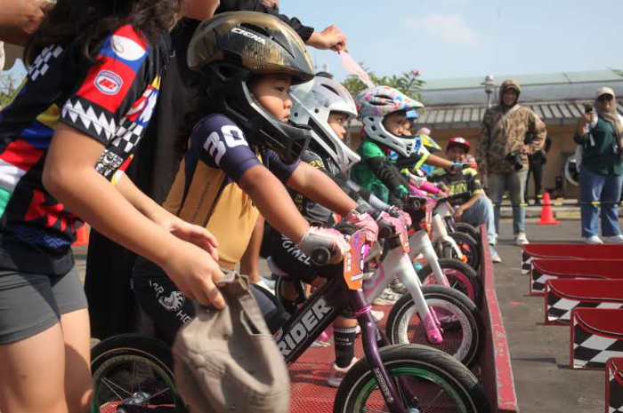 Para peserta push bike bersiap di garis start pada Festival Olahraga Masyarakat Kota.