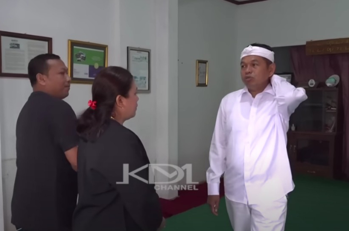 Gubernur Jawa Barat mengunjungi Bale Saresehan Warga Adat Sunda Wiwitan di Dusun Susuru, Ciamis.