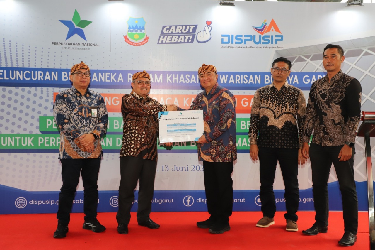 Perpustakaan Nasional Republik Indonesia (Perpusnas RI) memberikan bantuan berupa buku di Kabupaten Garut.
