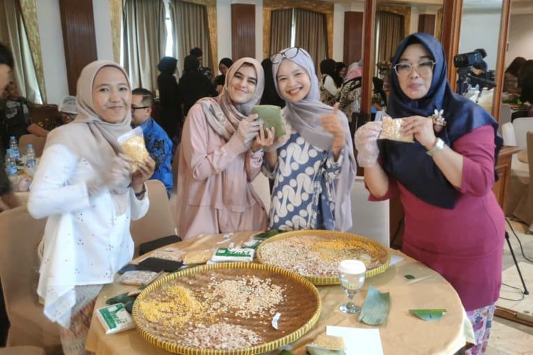 Peserta Rembug Budaya Tempe belajar membuat Tempe dari berbagai kacang-kacangan selain Kedelai usai mengikuti perayaan Hartempenas di Hotel Salak Heritage, Kota Bogor