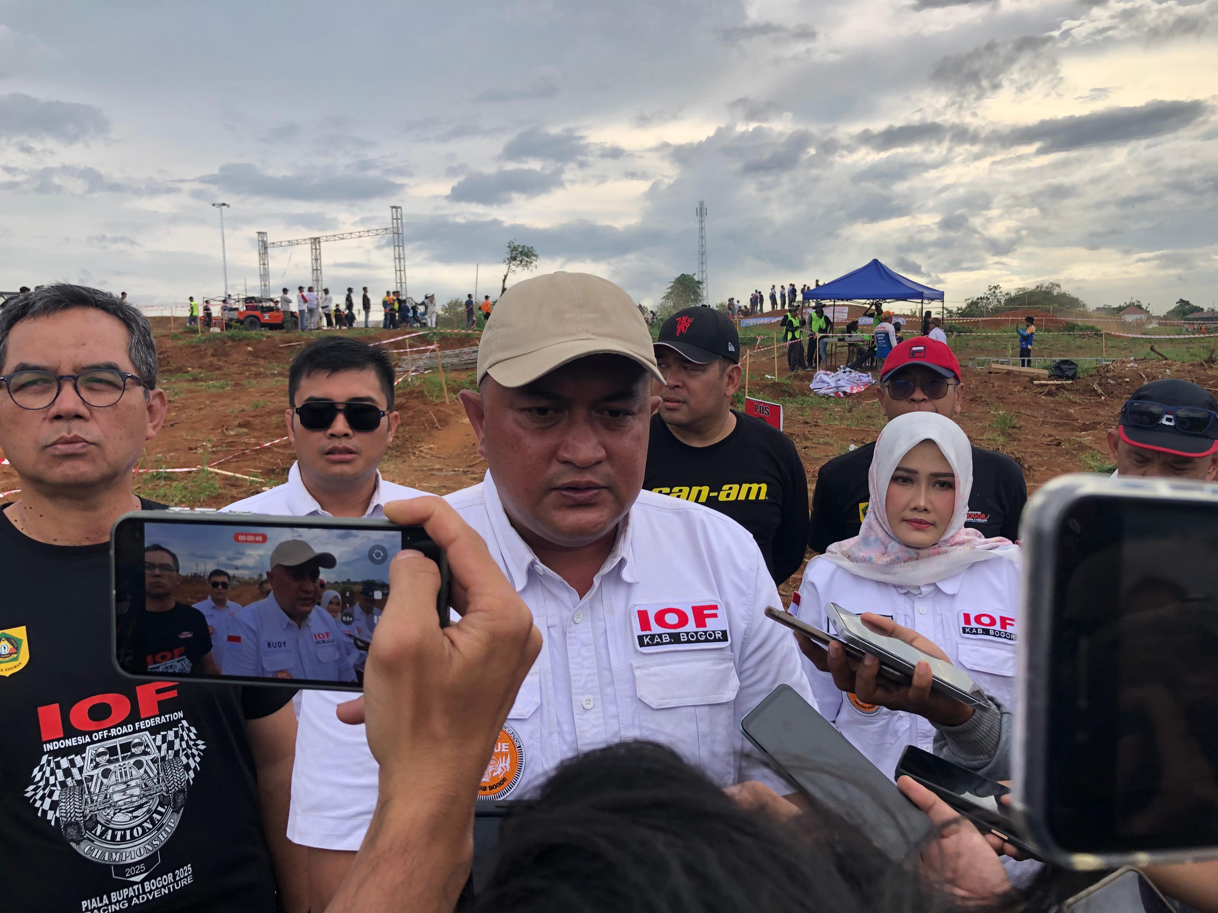 Bupati Bogor Rudy Susmanto usai dimintai keterangan soal rencana pembangunan JPO Pasar Cibinong.