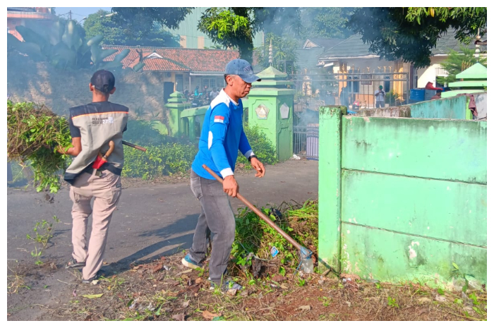 Pemerintah Desa Gunung Putri melakukan penataan kawasan Exit Tol Gunung Putri, Minggu (15/6/2025).