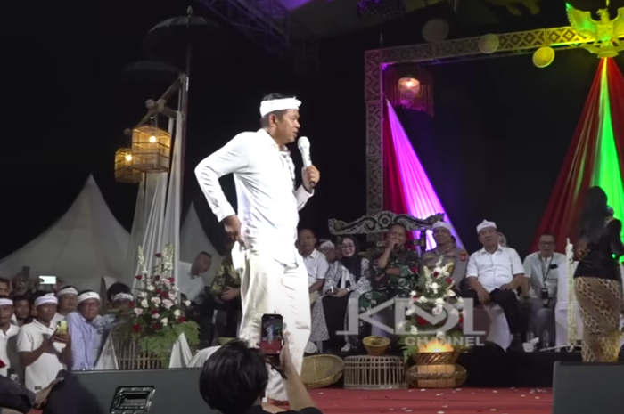 Gubernur Jawa Barat, Dedi Mulyadi menyapa warga Karawang.
