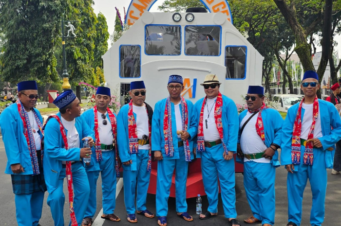 Mengenakan baju adat dan replika Gerbong Kereta Api Indonesia, sejumlah kades se-Kecamatan Bojonggede meriahkan Helaran Budaya HJB ke 543.
