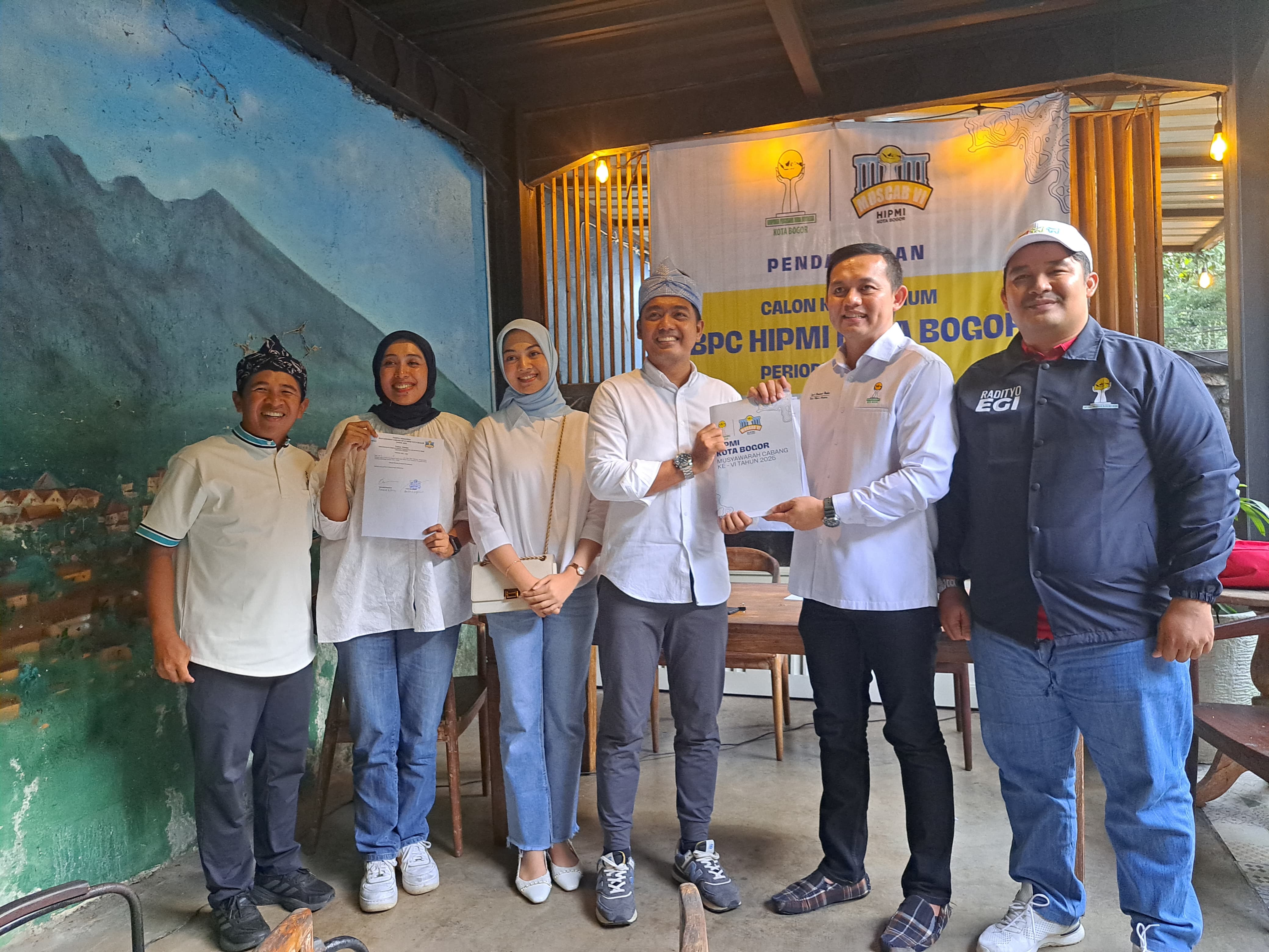 Penyerahan formulir dan berkas pendaftaran Bacaketum BPC Hipmi Kota Bogor, Al Farissy pada Minggu (15/6/2025).