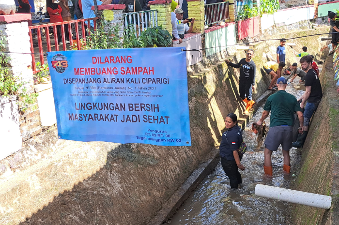 Kegiatan bersih-bersih sungai dan lingkungan di Kelurahan Tegallega, Bogor Tengah.