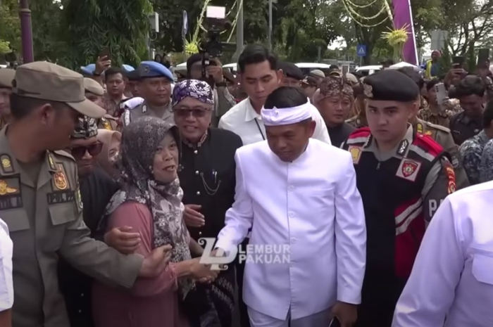 Warga berebut bersalaman dan berfoto bersama Gubernur Jawa Barat Dedi Mulyadi saat di Ciamis.