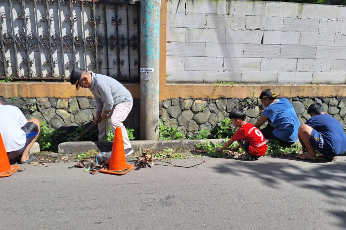 Lurah Ciwaringin Ahmad Komar bersama warga terjun langsung melakukan bersih-berisih di kawasan Jalan RE Martadinata, Kelurahan Ciwaringin, Kecamatan Bogor Tengah.