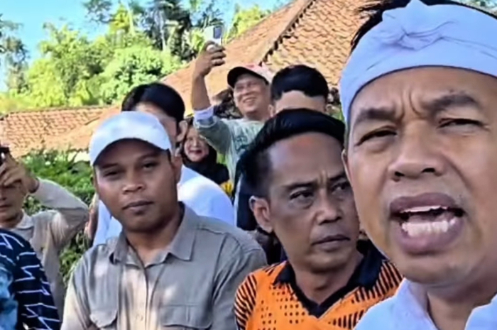 Gubernur Jawa Barat Dedi Mulyadi bersama warga soal Cianjur yang mengeluhkan bencana banjir dan longsor.