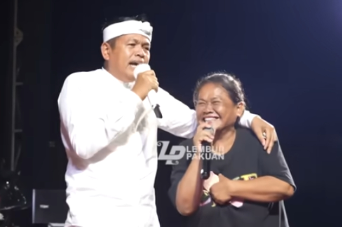 Gubernur Jawa Barat Dedi Mulyadi saat berbincang dengan seorang ibu di Kabupaten Purwakarta.