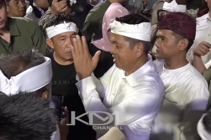 Gubernur Jawa Barat, Dedi Mulyadi menyalami warga Kabupaten Karawang.