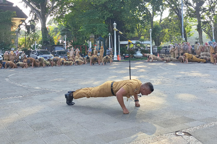 Wakil Wali Kota Bogor, Jenal Mutaqin push up bersama jajaran ASN di Balaikota Bogor Senin (16/6/2025).