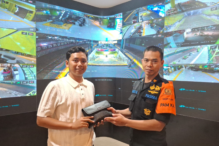 Pengembalian barang-barang yang tertinggal di dalam kereta oleh PT KAI Daop 1 Jakarta.
