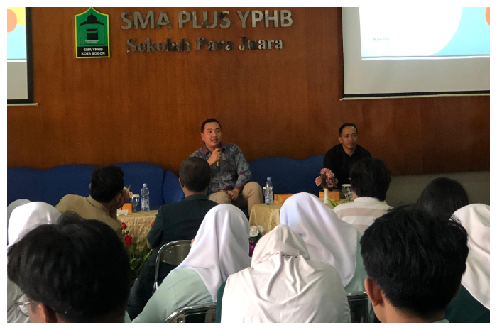Sesi talk show Temu Penulis yang diinisiasi SMK YPHB Kota Bogor.