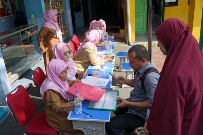 Akibat server down, orang tua siswa mendatangi panitia SPMB 2025 di  SDN 1 Kebon Pedes.