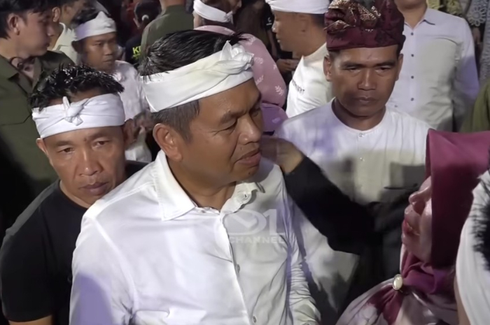 Warga Karawang menyampaikan berbagai keluhannya kepada Gubernur Jawa Barat, Dedi Mulyadi.