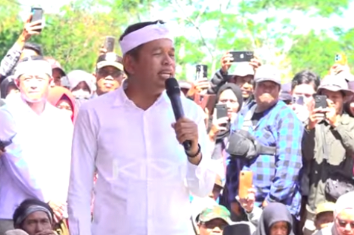 Gubernur Jawa Barat Dedi Mulyadi saat pidato di hadapan warga Kecamatan Takokak, Kabupaten Cianjur.