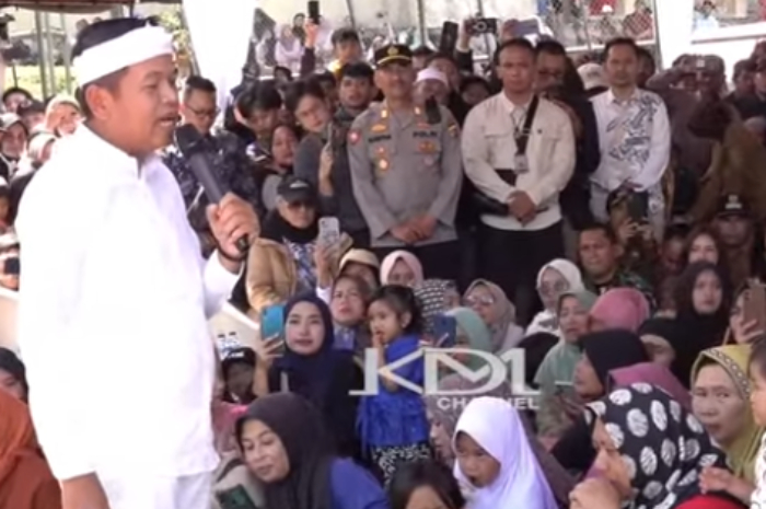 Gubernur Jawa Barat Dedi Mulyadi saat pidato di hadapan warga Kecamatan Takokak, Kabupaten Cianjur.