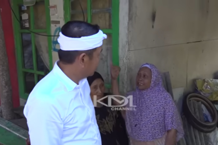 Gubernur Jawa Barat Dedi Mulyadi berbincang dengan warga Kampung Cisayar, Desa Mekarsari, Kecamatan Nyalindung, Kabupaten Sukabumi.