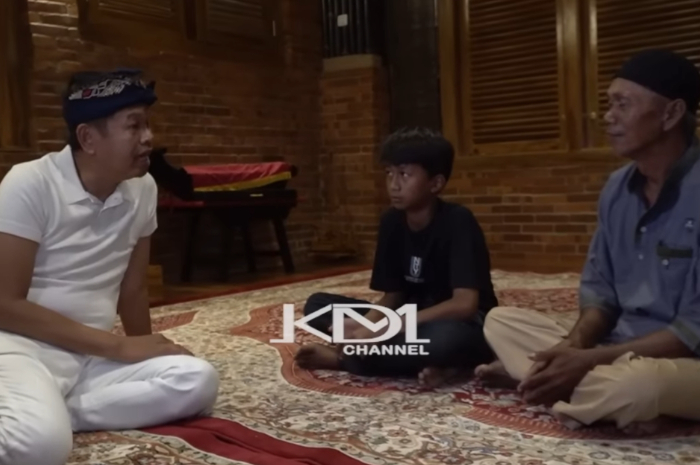 Gubernur Jawa Barat, Dedi Mulyadi, saat dicurhati anak putus sekolah