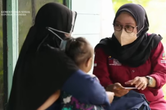 Ilustrasi penyaluran bantuan sosial (bansos).