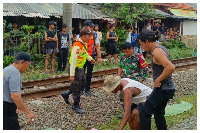 Proses evakuasi kakek 77 tahun yang terserempet kereta di Cilebut Timur, Kecamatan Sukaraja, Kabupaten Bogor.