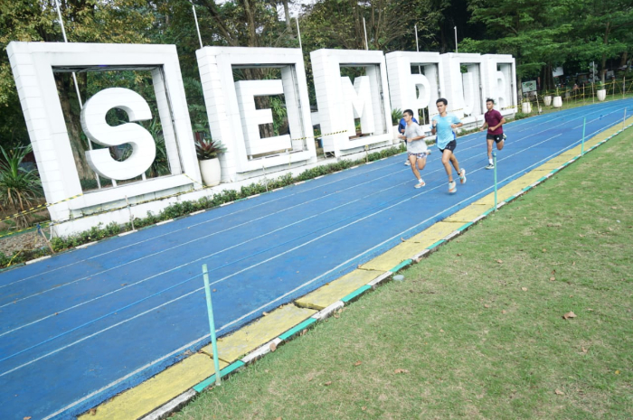 Aktivitas olahraga di lintasan lari Lapangan Sempur Kota Bogor.