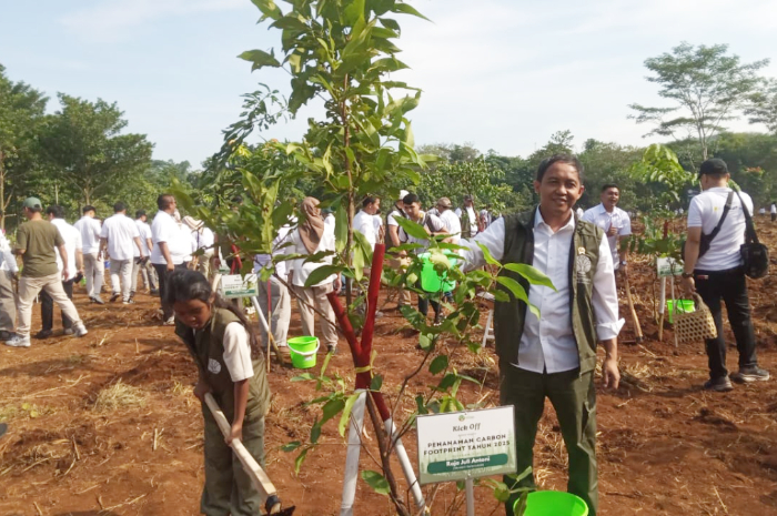 Menhut Raja Juli Antoni dalam kegiatan kick-off penanaman pohon di Rumpin, Kabupaten Bogor, Selasa (17/6/2025).