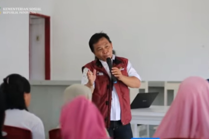 Ilustrasi penyaluran bantuan sosial (bansos).