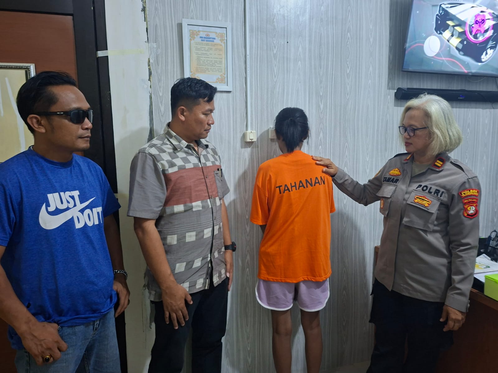 Peremuan muda tersangka curat ditangkap Polsek Tajurhalang, Polres Metro Depok.