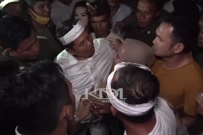 Warga datangi Gubernur Jawa Barat, Dedi Mulyadi untuk minta tolong.