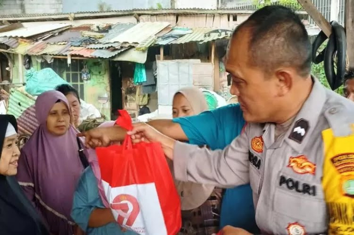 Kapolsek Bojongsari saat bagikan paket sembako pada warga