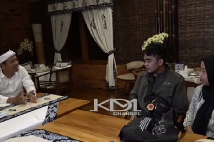 Gubernur Jawa Barat Dedi Mulyadi saat memberikan bantuan Rp100 juta pada salah satu warga Purwakarta.