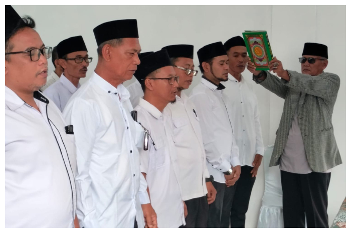 Kepala Desa Cigudeg, Andi Supriadi melantik 92 Ketua RT dan RW di kantor desanya, Rabu 18 Juni 2025.