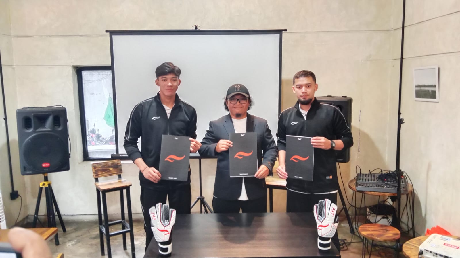 Kiper Timnas Indonesia U-23 Daffa Fasya (kiri) dan Kiper Madura United Diky Indrayana (kanan) bersama Direktur FAT Sports Muhamad Ibnu Hakiki usai pemandatangan kerjasama brand ambassador.