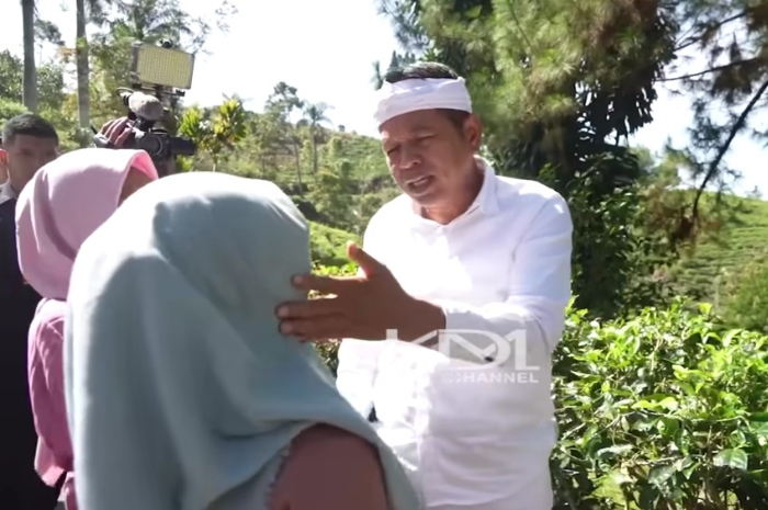 Gubernur Jawa Barat, Dedi Mulyadi berdialog dengan warga yang membutuhkan pertolongan.