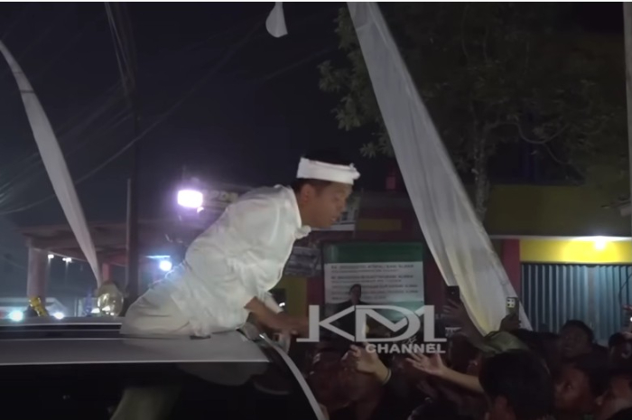 Gubernur Jawa Barat, Dedi Mulyadi menyapa warga dari mobil.