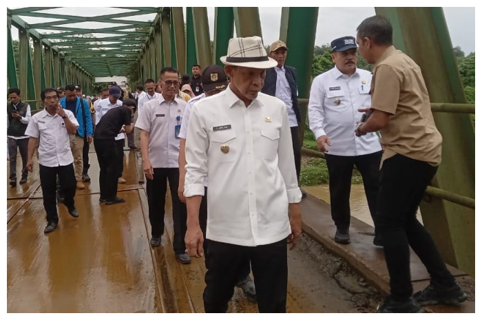 ILUSTRASI: Wakil Bupati Bogor, Ade Ruhandi saat memantau titik yang direncanakan bakal menjadi jalur khusus tambang mulai dari Kecamatan Cigudeg, hingga Kecamatan Rumpin, Rabu 18 Juni 2025.