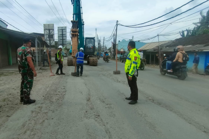 Pembangunan Jalan Raya M Toha dan Sudamanik di Parung Panjang.
