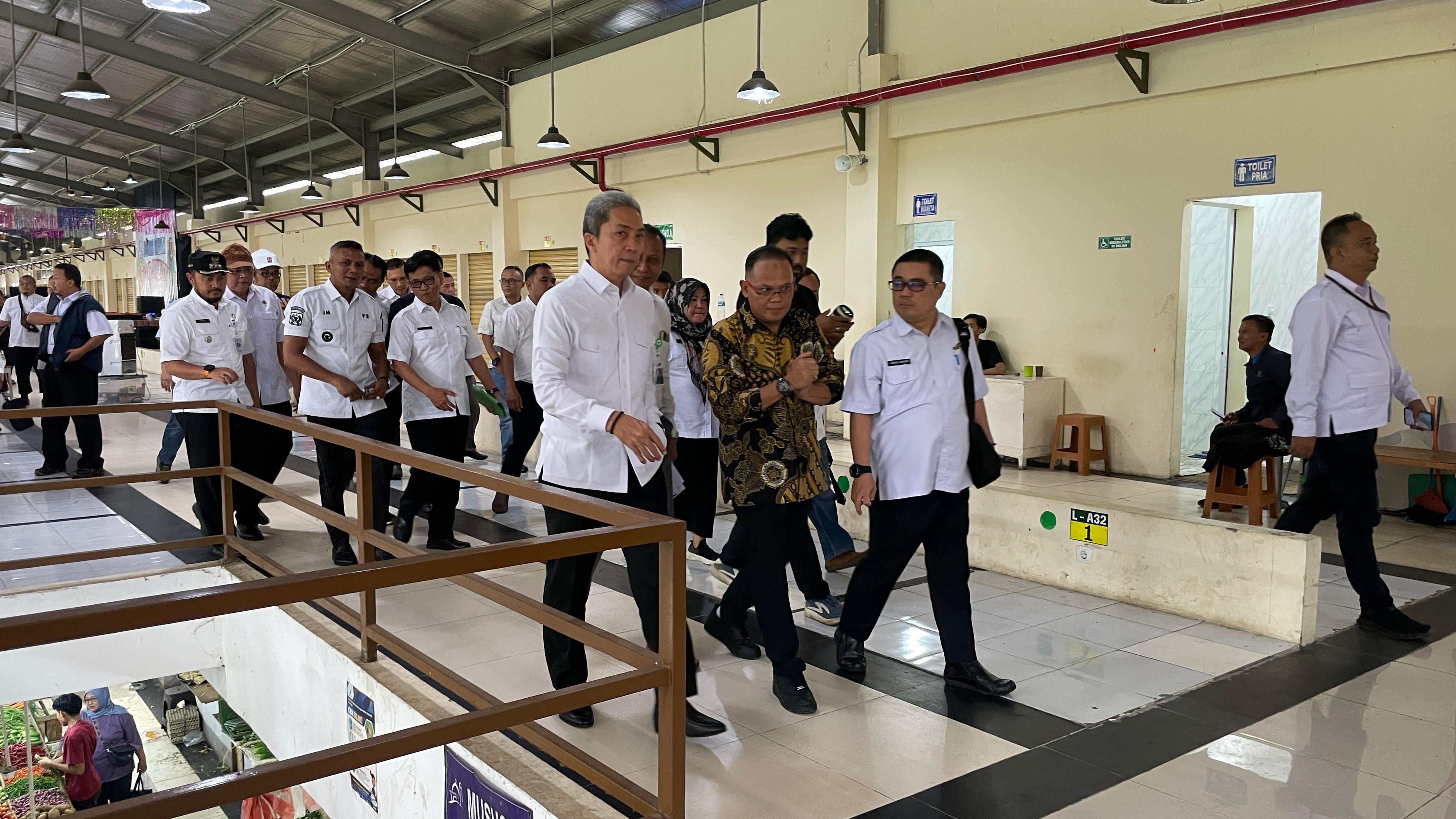 Wali Kota Bogor, Dedie A Rachim bersama jajarannya saat meninjau pelebaran jalan di Pasar Jambu Dua, Rabu 18 Juni 2025.