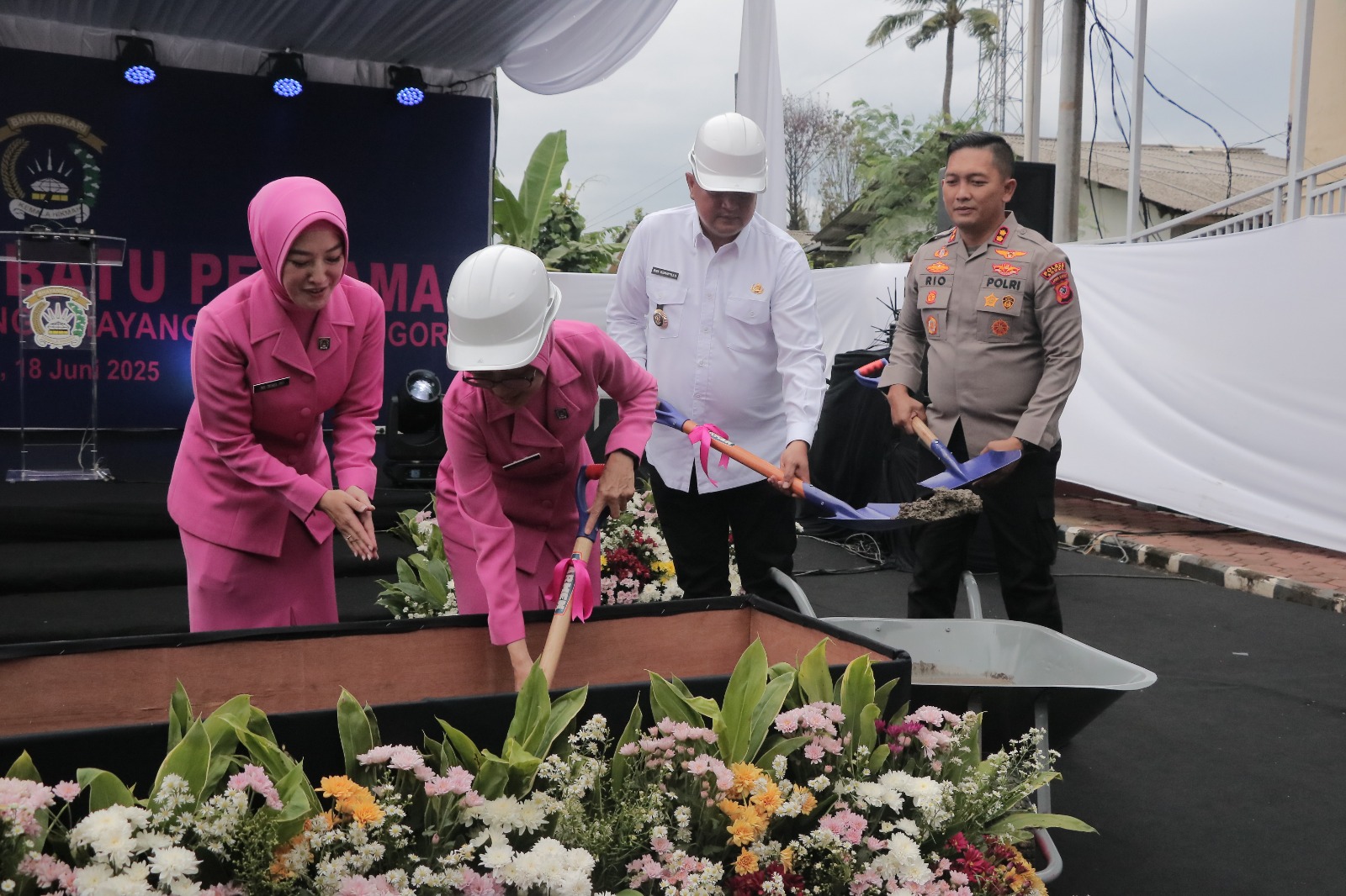 Bupati Bogor, Rudy Susmanto mendampingi Ketua Bhayangkari saat peletakan batu pertama pembangunan Gedung Bhayangkari Polres Bogor, Rabu 18 Juni 2025.