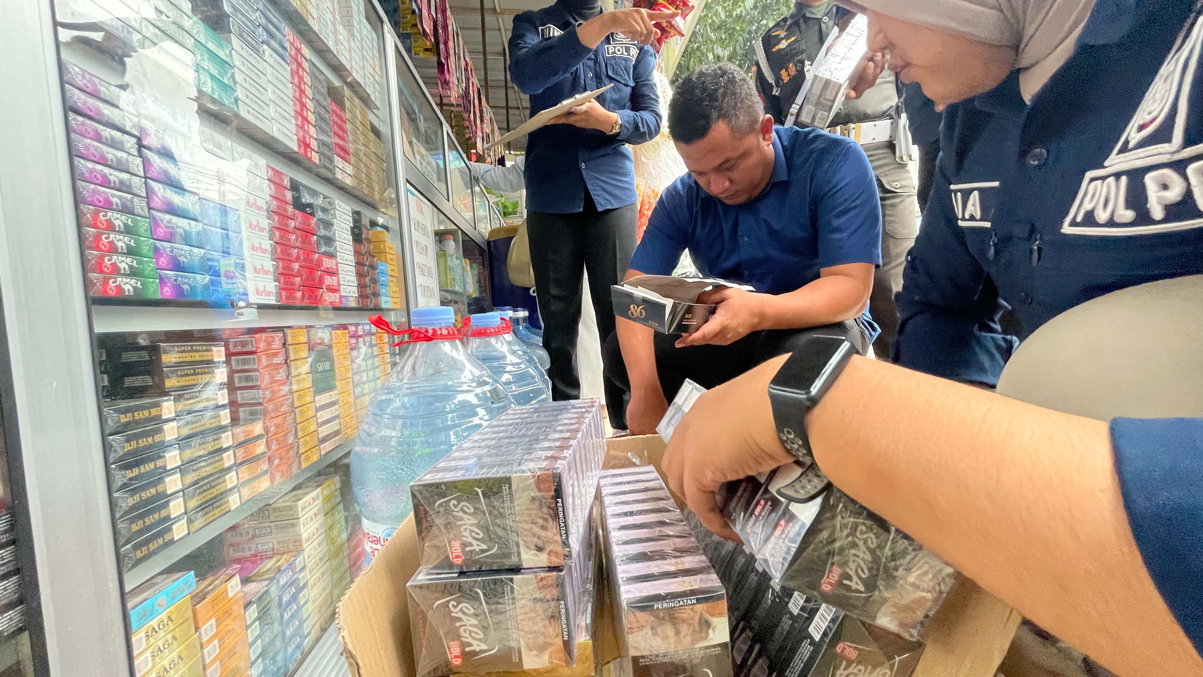 Petugas Satpol PP Kota Bogor, bersama tim gabungan melakukan inspeksi mendadak (sidak) rokok illegal ke sejumlah toko.