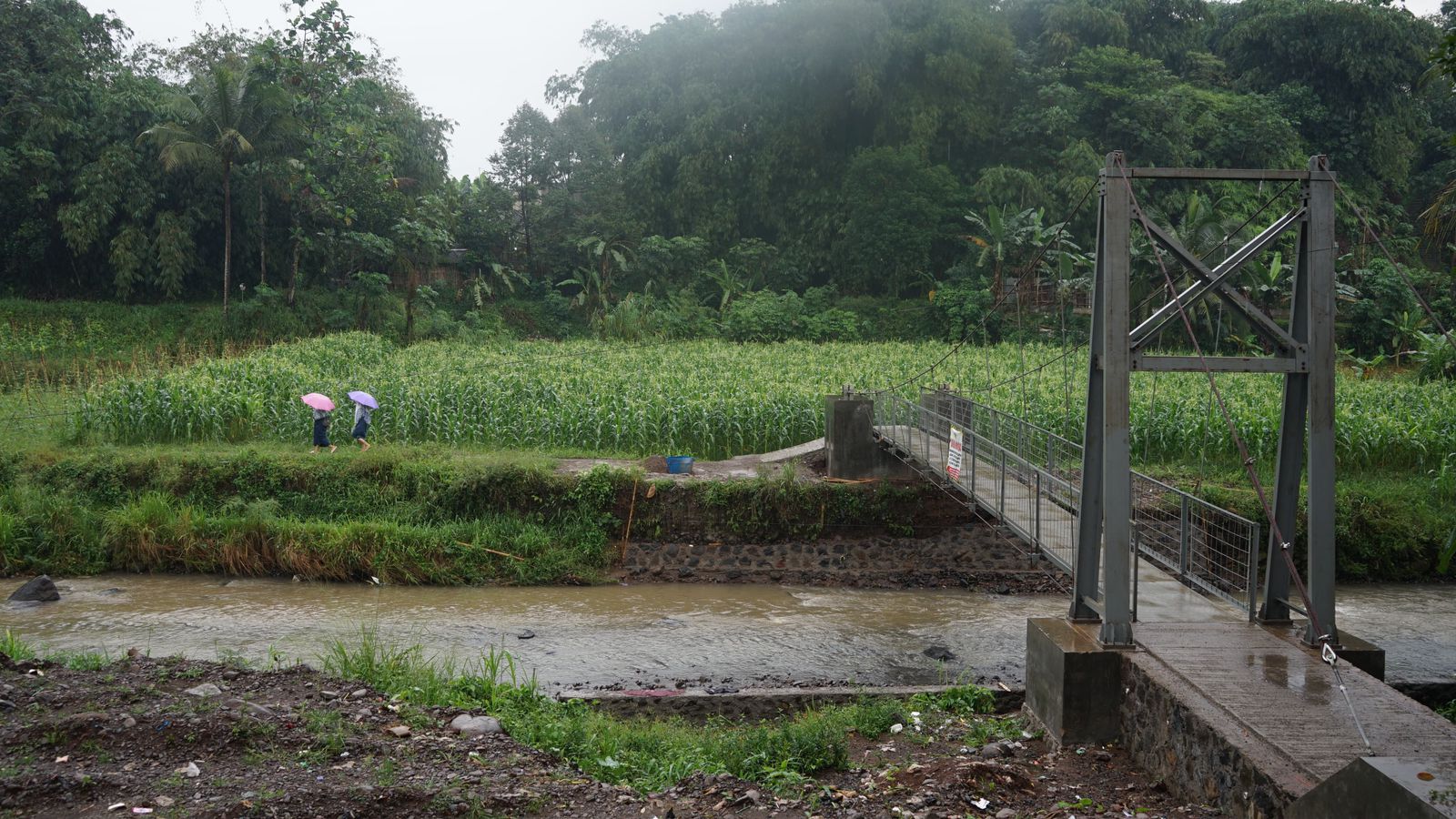 Jembatan Rawayan di atas Sungai Cihideung, Kecamatan Dramaga, Kabupaten Bogor, akhirnya rampung dibangun.